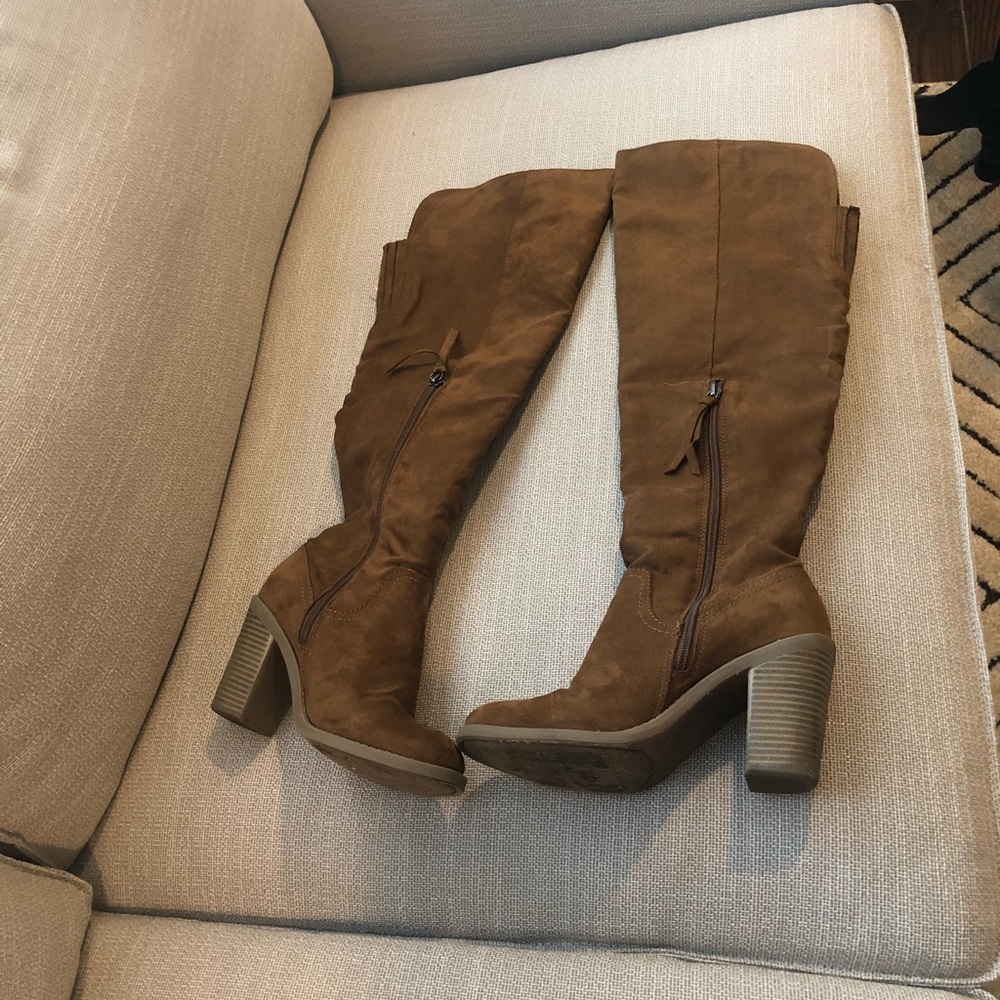 Tan suede boots size 7